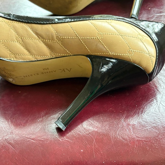 Anne Klein Black and Tan Heels - Picture 6 of 13